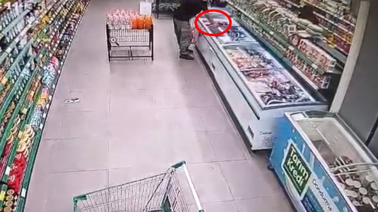 Marketten kavurma çaldılar! Kameraya yakalandılar