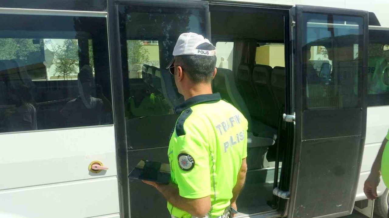 Muğla polisi servis araçlarını didik didik etti