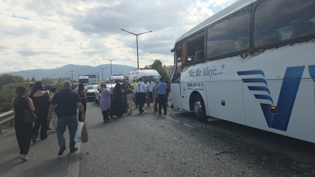 Bursa'da otobüs, TIR’a çarptı! Yaralılar var