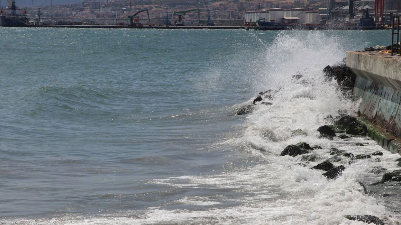 Tekirdağ'da etkili olan poyraz deniz ulaşımını olumsuz etkiliyor