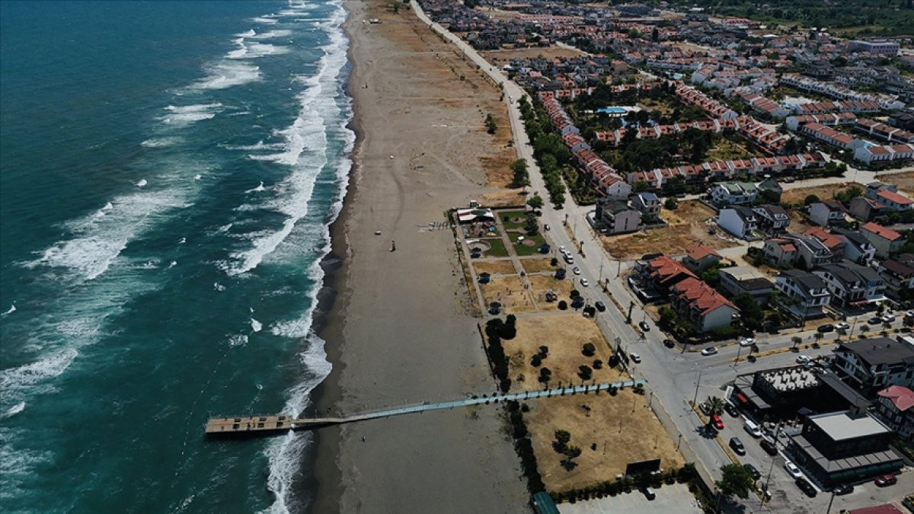 Düzce’de denize giriş yasağı: Dalga boyu 3 metreye ulaştı!