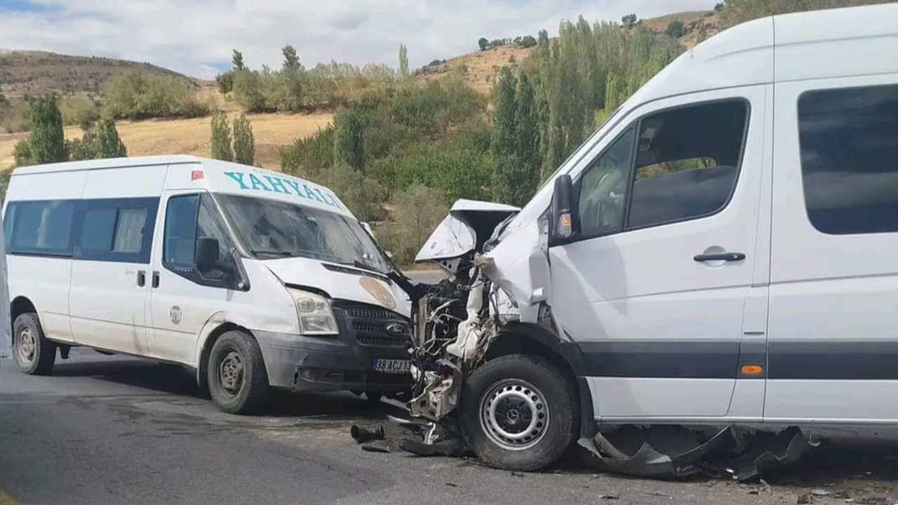 Kayseri’de feci kaza! İki minibüs kafa kafaya çarpıştı. Çok sayıda yolcu yaralandı