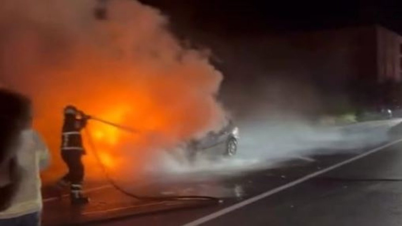 Otomobil yol ortasında alev topuna döndü!