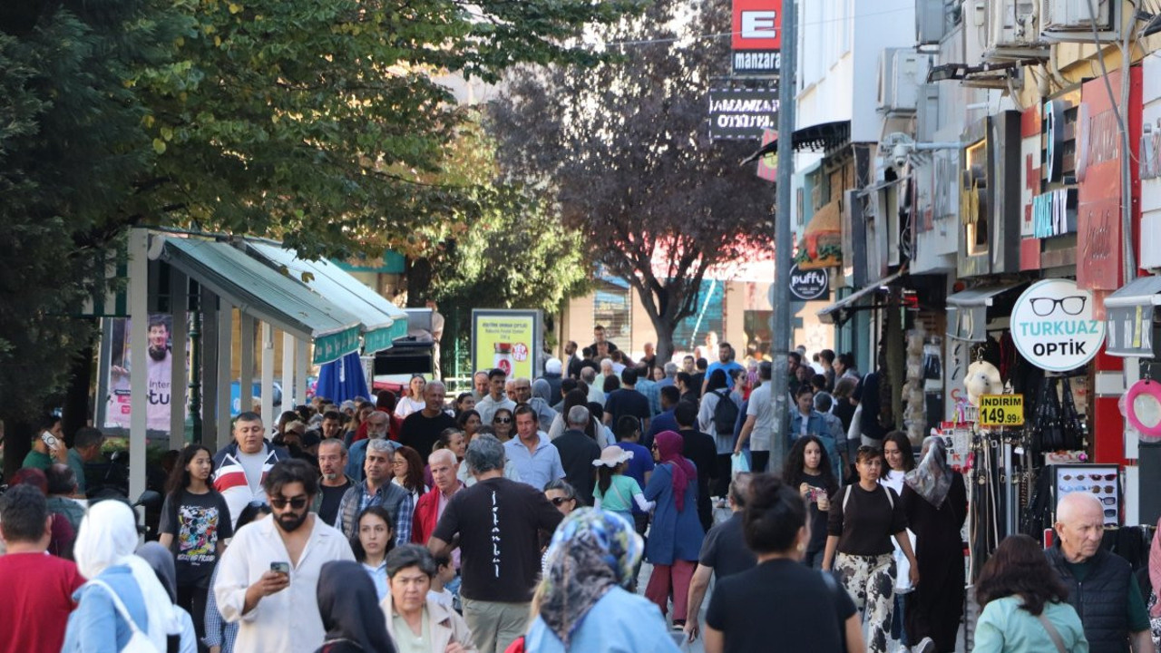 Güneş yüzünü gösterdi, Eskişehir'de çarşı doldu taştı!