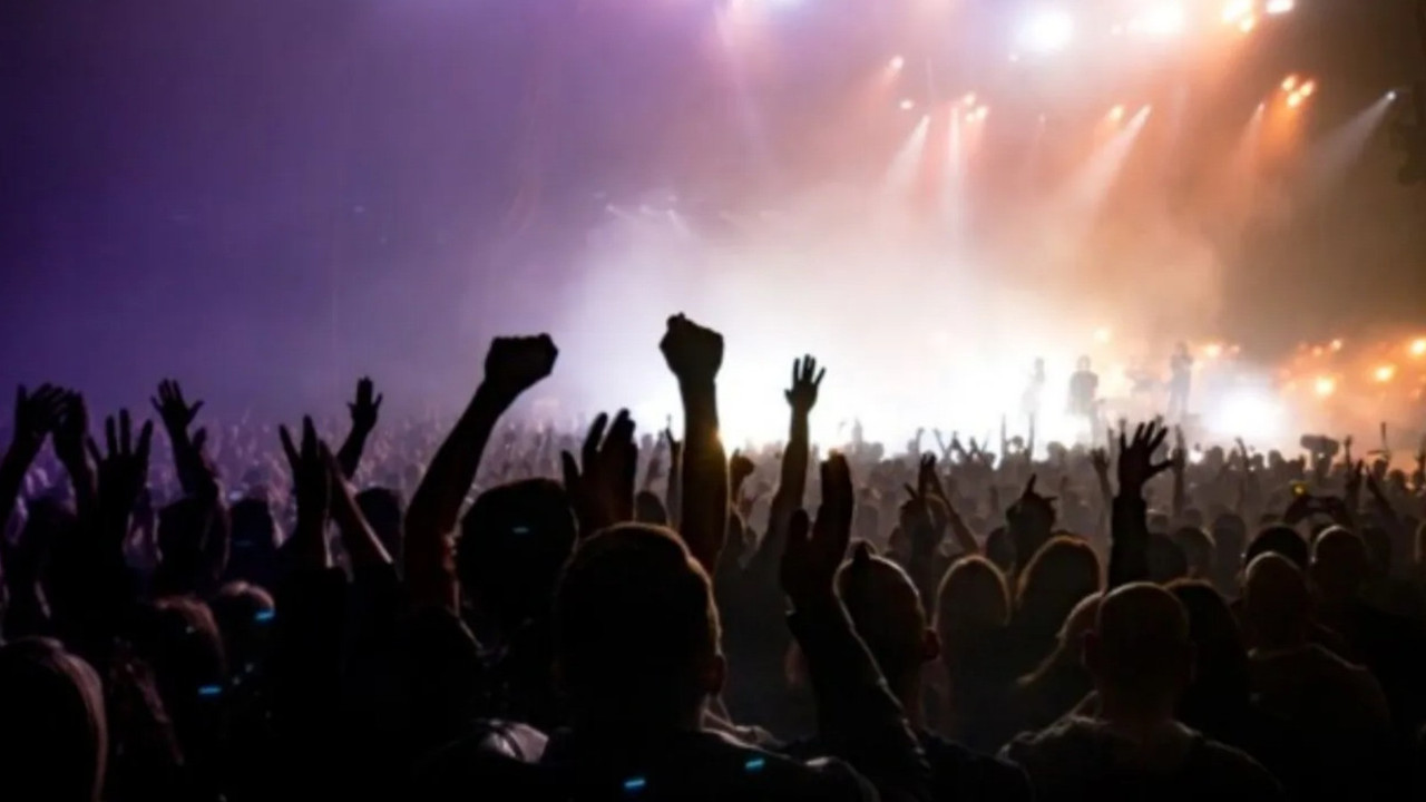 Aracında ceset bulunan şarkıcı turnesini iptal etti