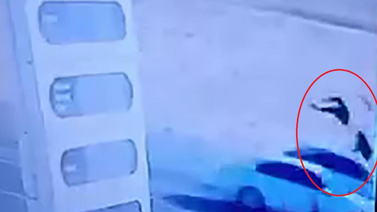 Yola fırlayan çocuklar kurtarmak isterken canından oldu