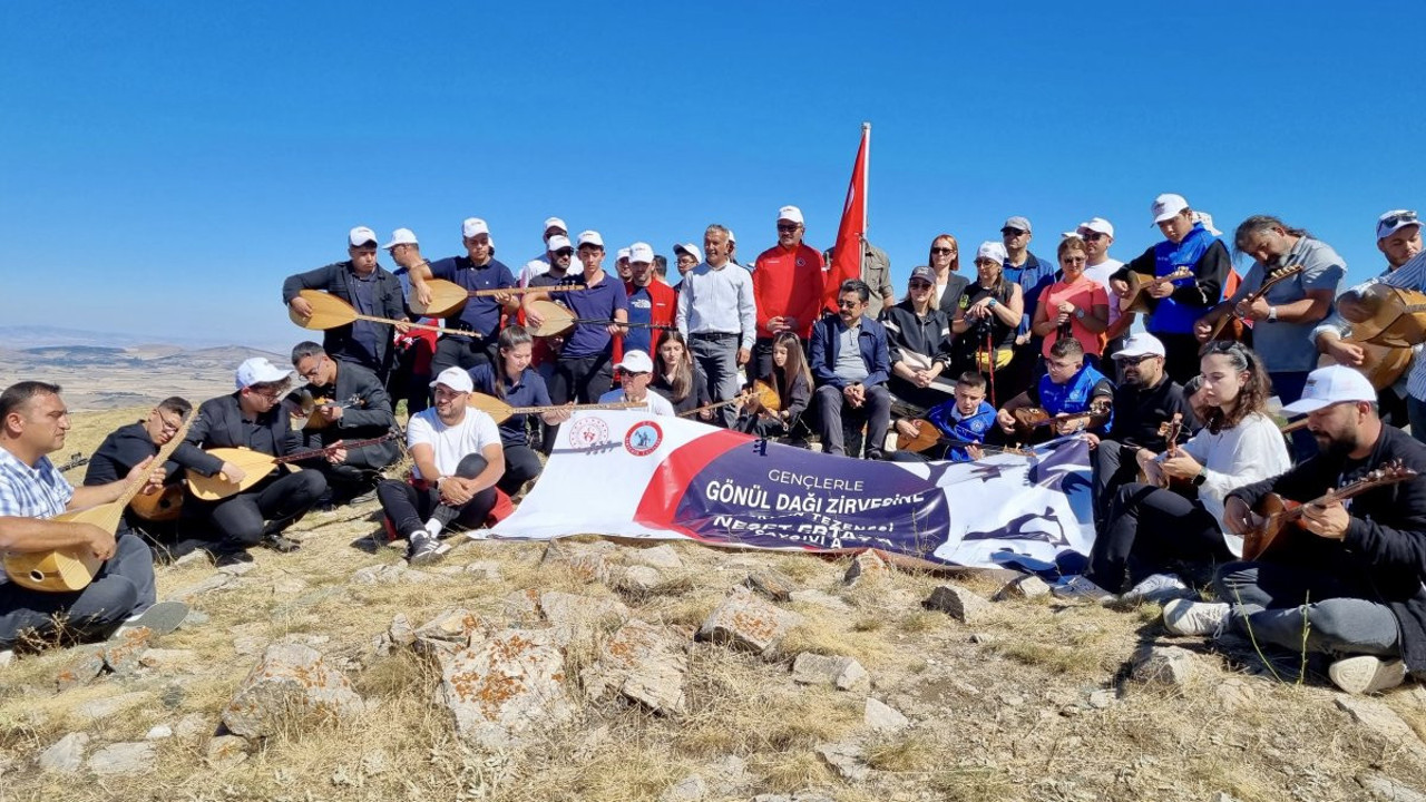 Bozkırın Tezenesi Neşet Ertaş 40 saz eşliğinde 1840 rakımlı Gönül Dağı'nda anıldı