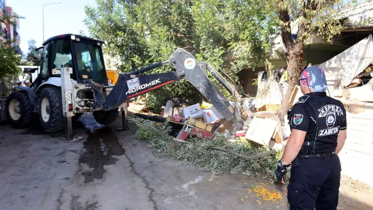 Antalya'da çöp ev operasyonu! 2 kamyon atık çıktı