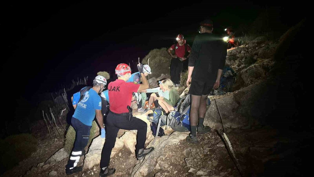 Tarihi yolda mahsur kalan 3 kişi kurtarıldı