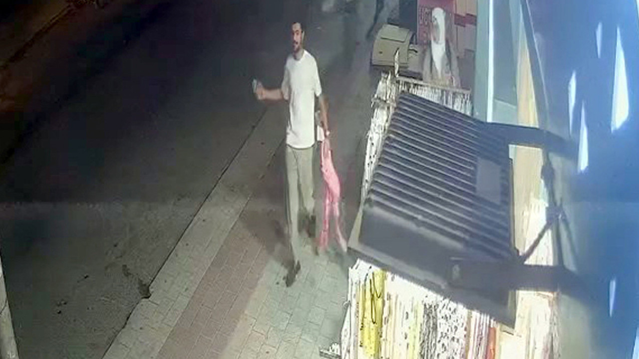 İstanbul’da mağaza önündeki sergiden pijamayı çalıp kaçtı! İş yeri çalışanı peşinden koştu