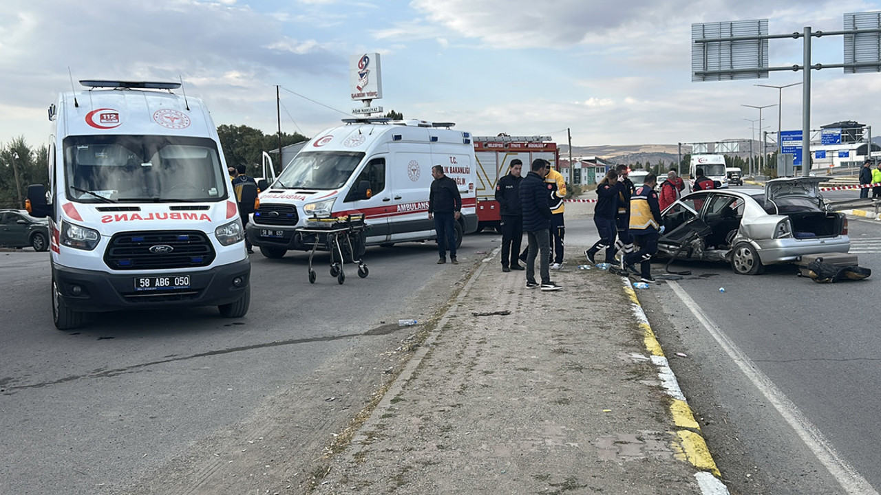 Sivas'ta feci kaza! Bariyerlere savruldular: Ölü ve yaralılar var