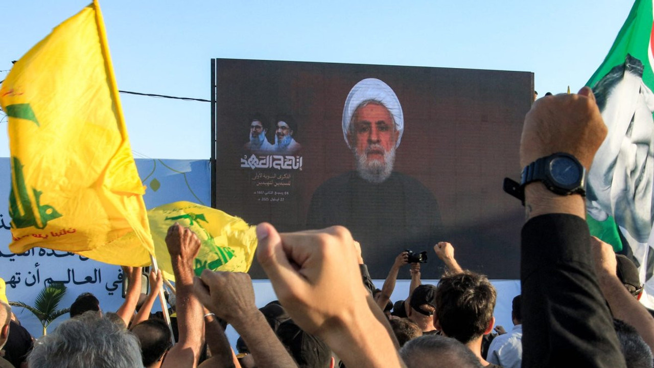 Hasan Nasrallah'ın ölüm yıl dönümünde konuşan Hizbullah Genel Sekreteri Naim Kasım iktidara meydan okudu: "Silahları asla bırakmayacağız"