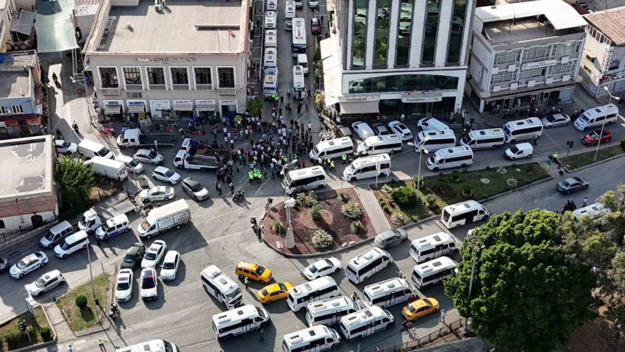 Adana’da dolmuş şoförleri kontak kapattı!