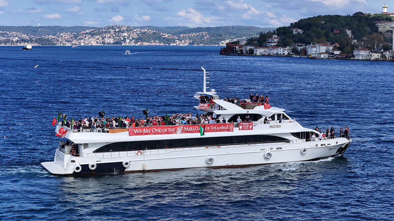 Liverpool taraftarları boğaz turuna çıktı: Tekneye Filistin bayrağı astılar