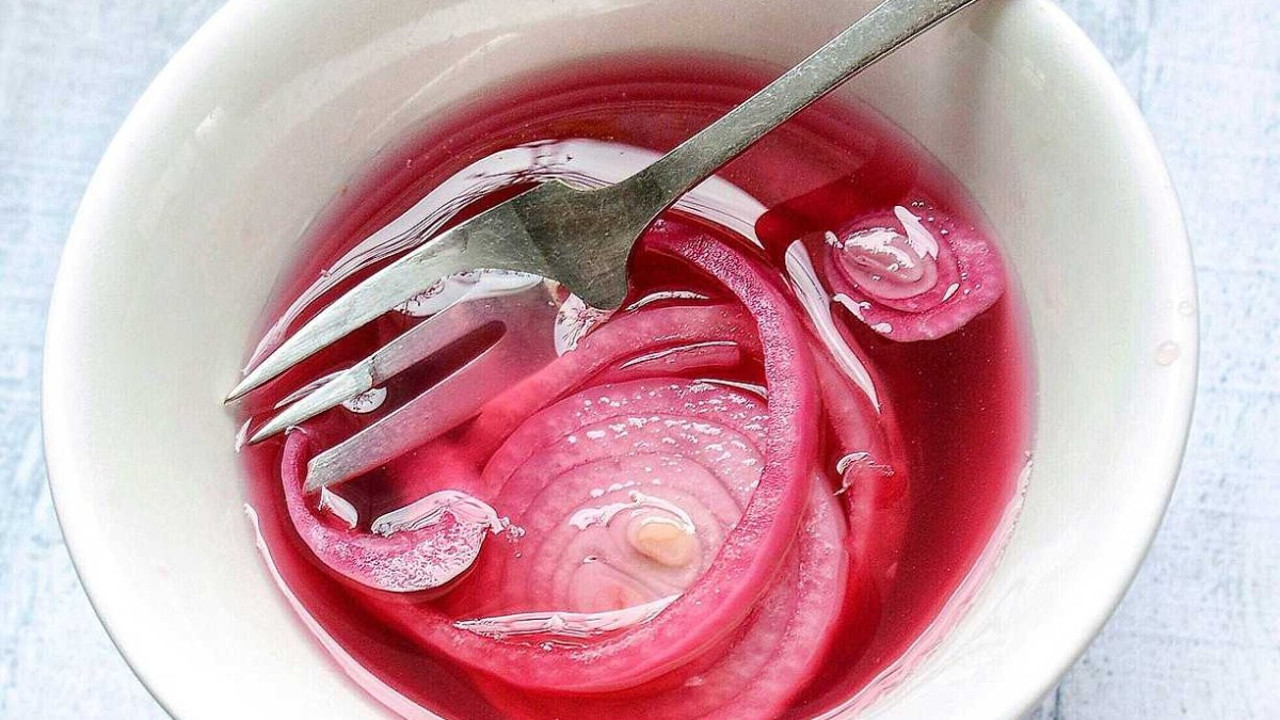 30 dakikada probiyotik bombası: Soğan turşusunun şaşırtcı faydaları!