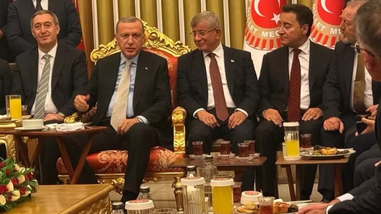 Cem Küçük'ten bomba açıklama! Erdoğan, Ahmet Davutoğlu ve Ali Babacan yıllar sonra yan yana geldi
