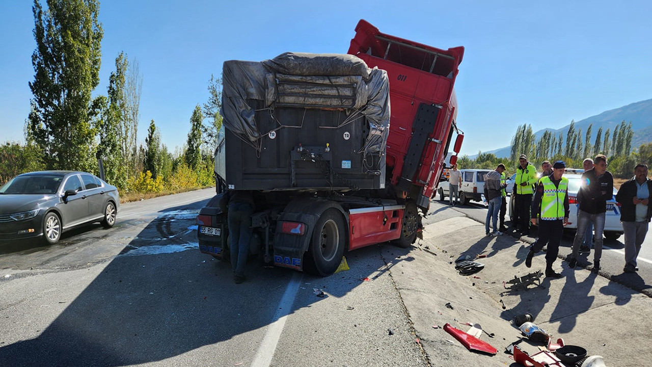 Afyonkarahisar’da korkunç kaza: İki TIR kafa kafaya çarpıştı: Yaralılar var