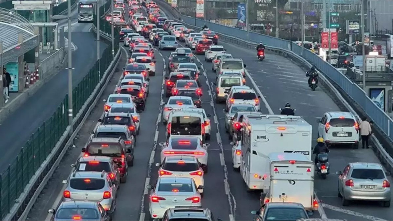 Deprem sonrası İstanbul’da trafik kilitlendi