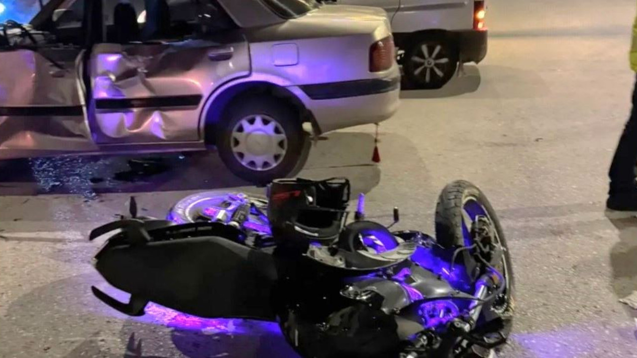 Emet’te motosiklet otomobile çarptı: 2 yaralı