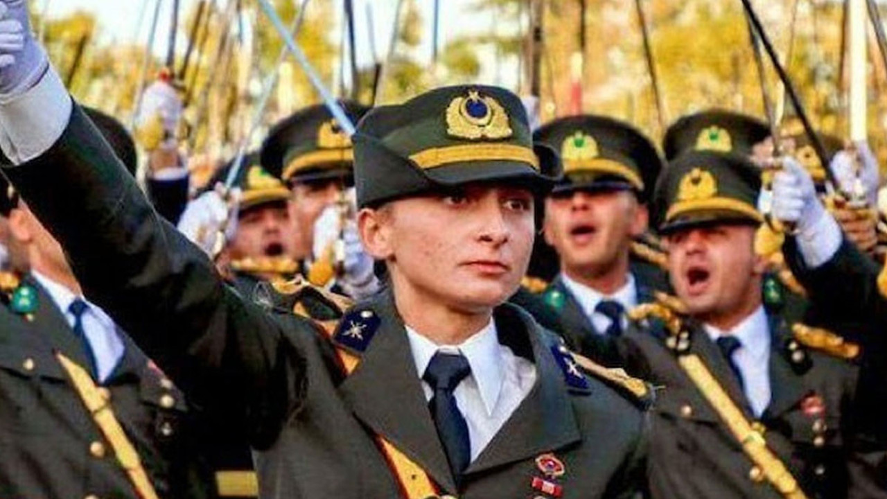 Teğmen Ebru Eroğlu'na nefret kustular! Okulu birincilikle bitirmişti...