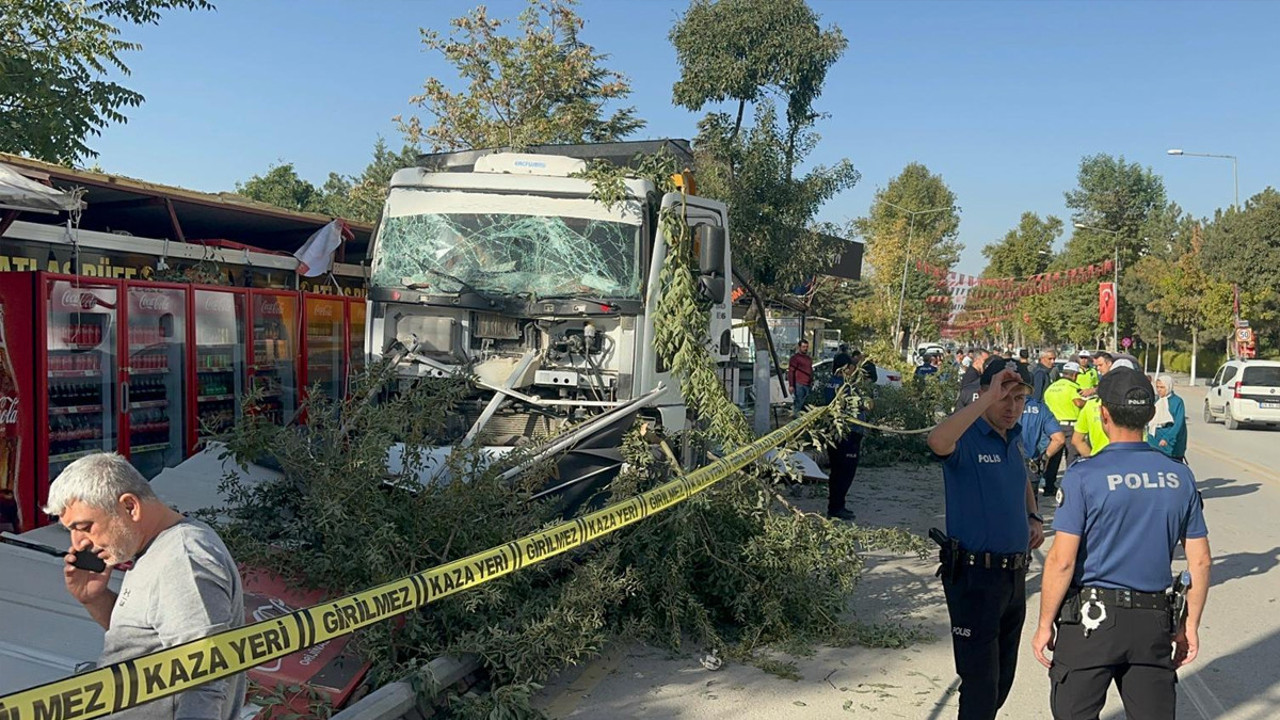 Malatya’da kamyon 7 ayrı iş yerini yıkıp geçti