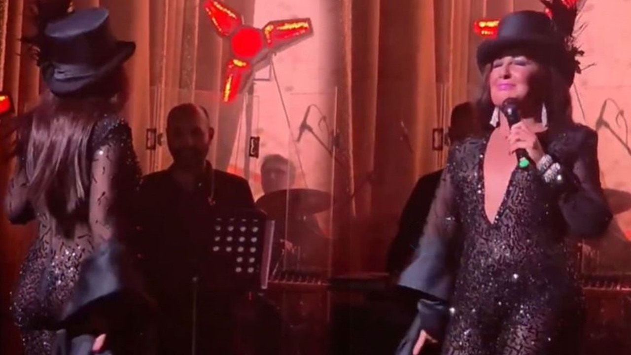 'Tayt giyilmesin' demişti! Nükhet Duru transparan tulumuyla sahneye çıktı