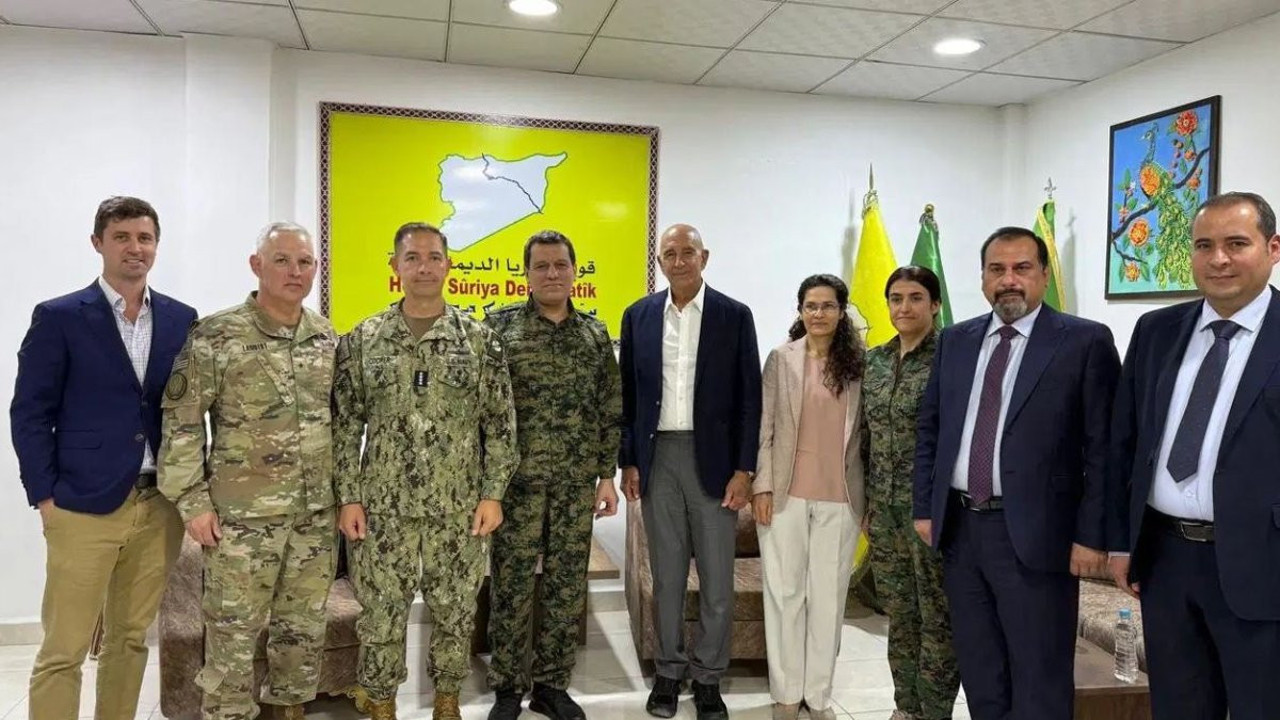 ABD, Suriye'de ne yapmaya çalışıyor? Teröristlerle kol kola girip poz verdiler