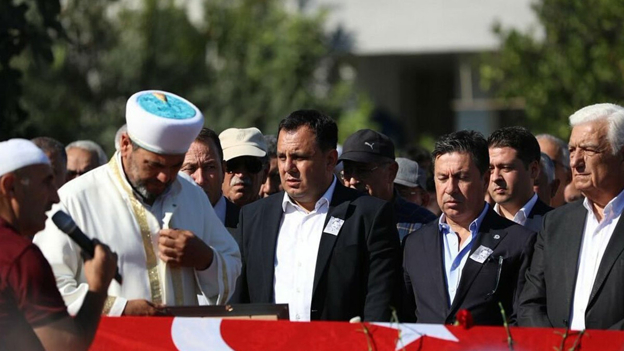 Eski belediye başkanına gözyaşlarıyla veda...