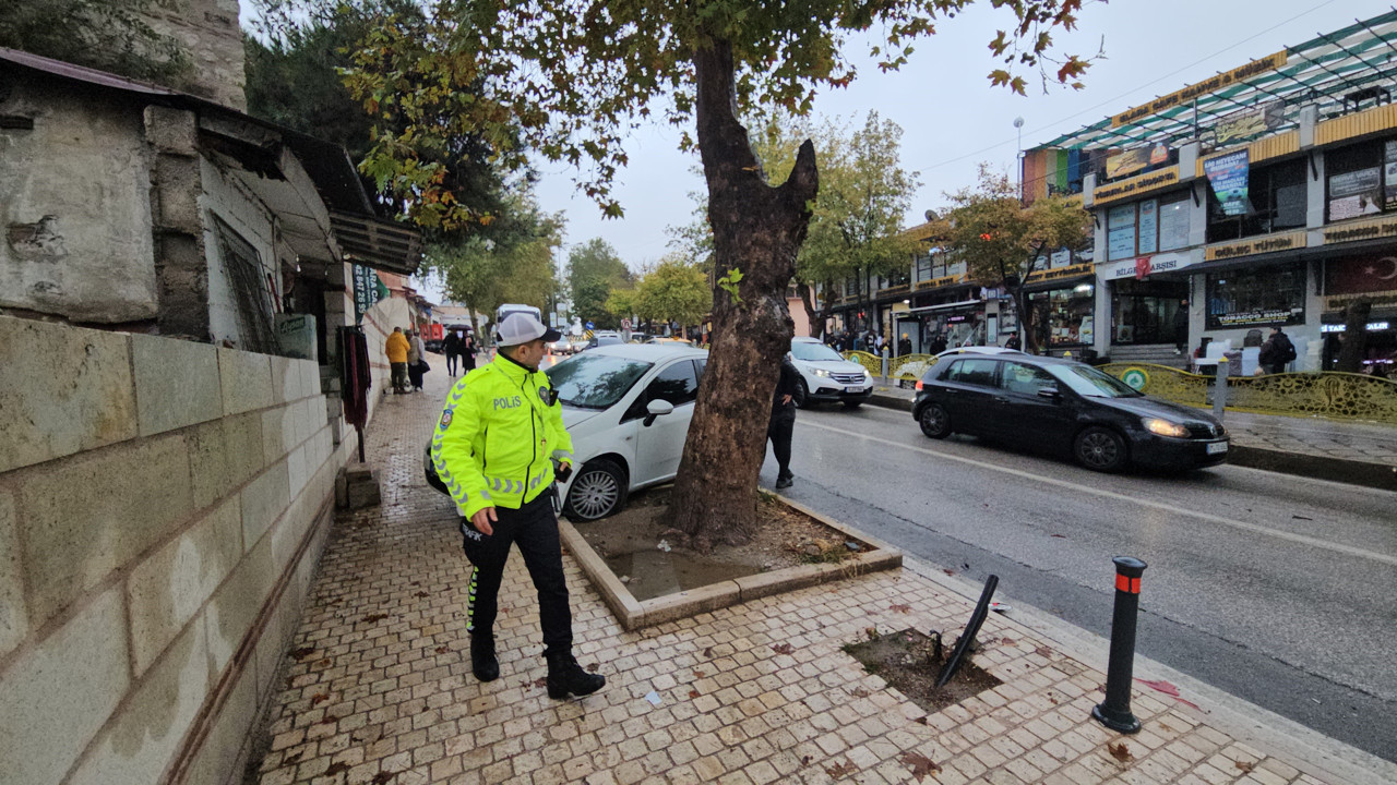 Edirne’de yola dökülen yağ zincirleme kazaya yol açtı: 4 araç birbirine girdi