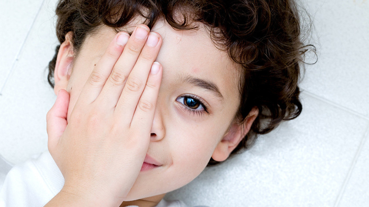 Çocuklarda göz tembelliğinin 9 belirtisi