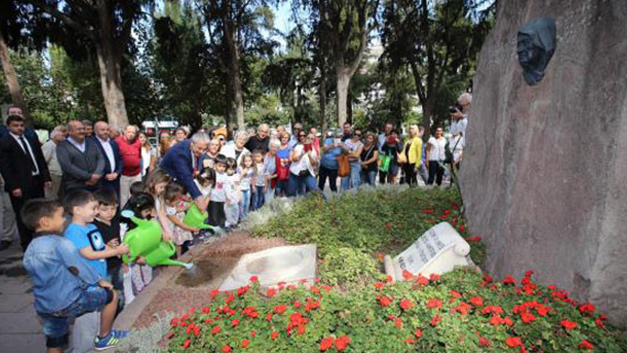 Atatürk'e annesinin mezarından çiçek!