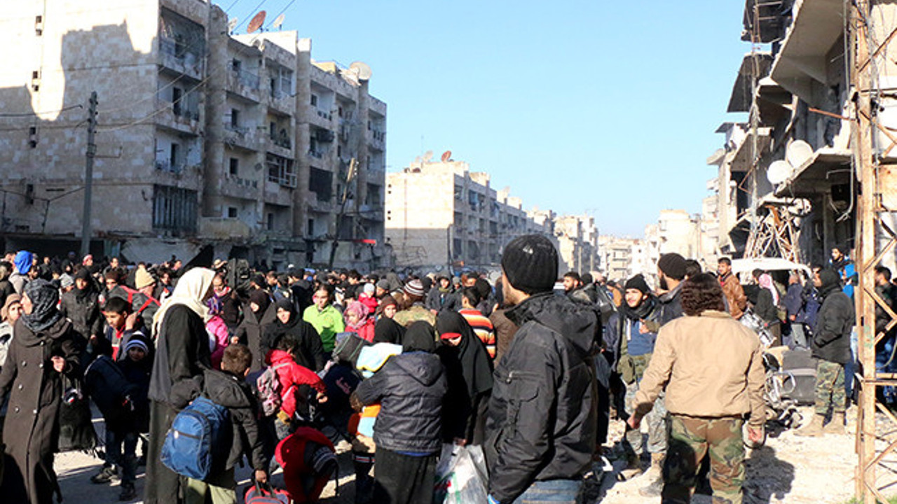 Halep'ten çıkan 3 konvoy daha Türkiye sınırındaki İdlib'e ulaştı