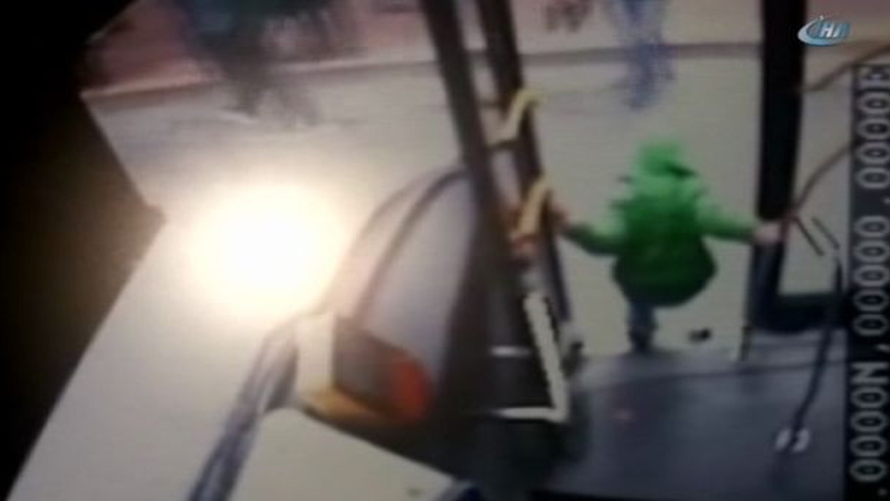 Otobüsten atlayan çocuk ölümden döndü