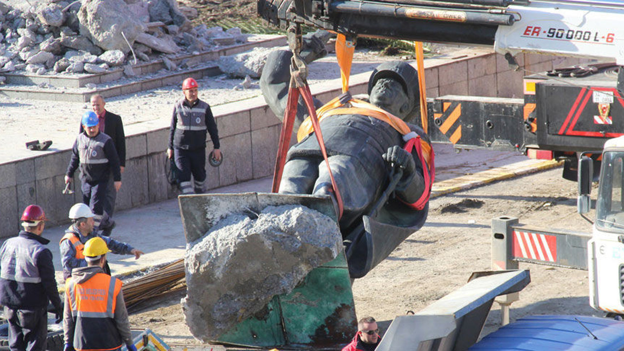 AKİT'ten yine Atatürk düşmanlığı