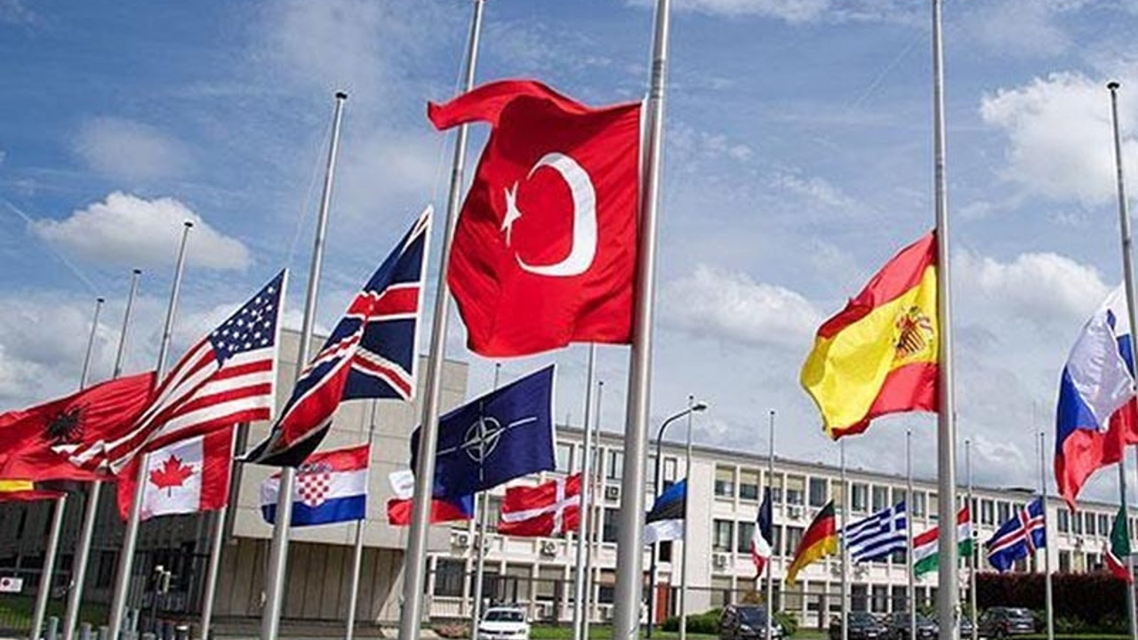 Bayraklar Reina saldırısı için yarıya indirildi