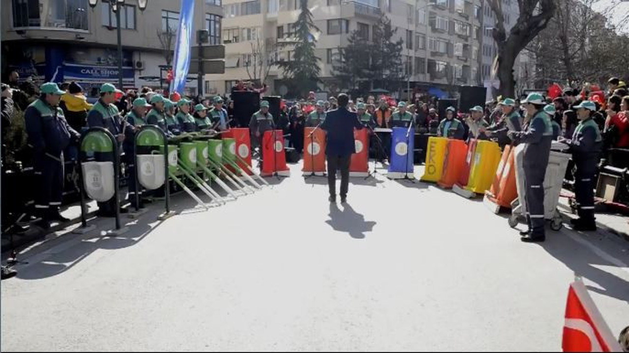 Eskişehir'de Temizlik işçilerinden İzmir Marşı resitali