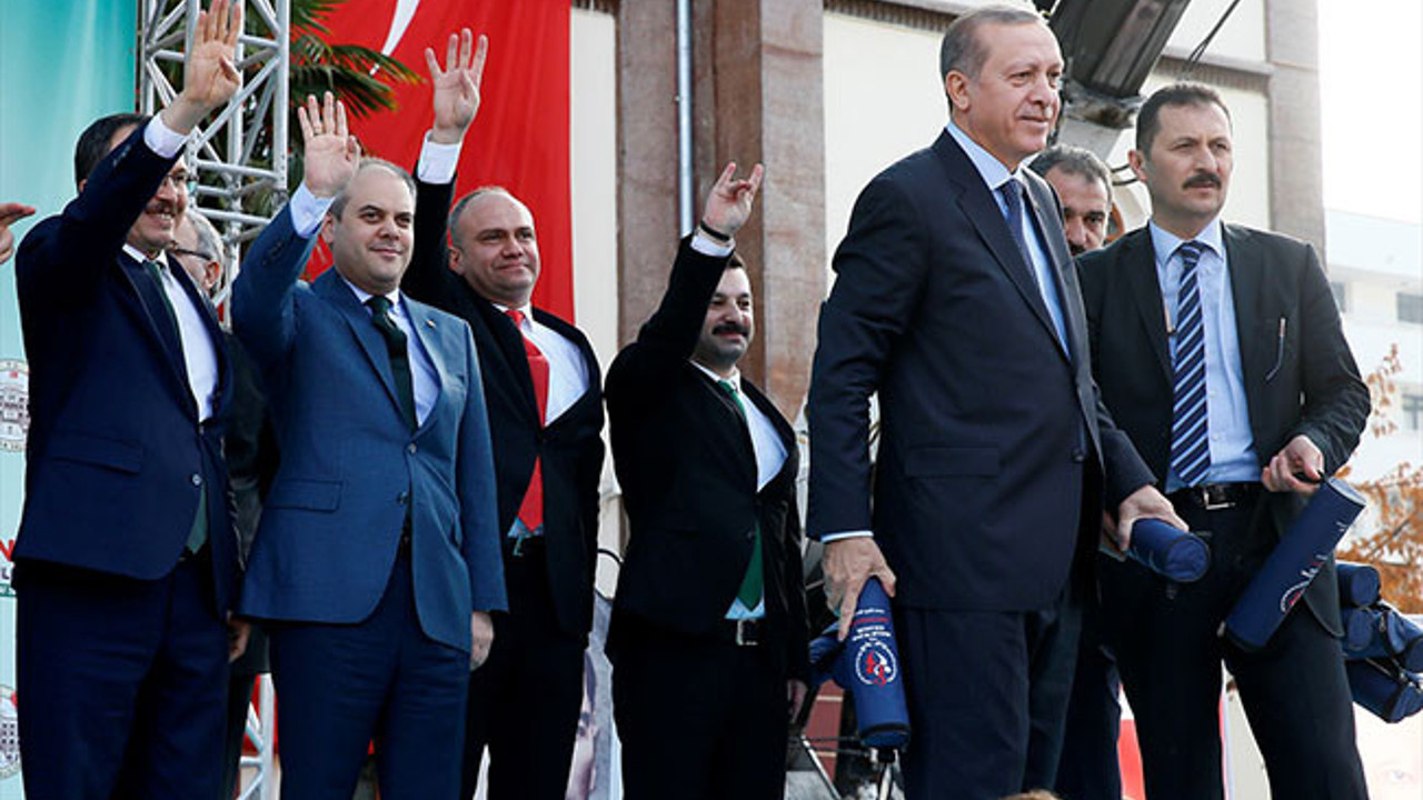 MHP İl Başkanı Erdoğan ile sahneye çıktı, Belediye Başkanı plaket verdi