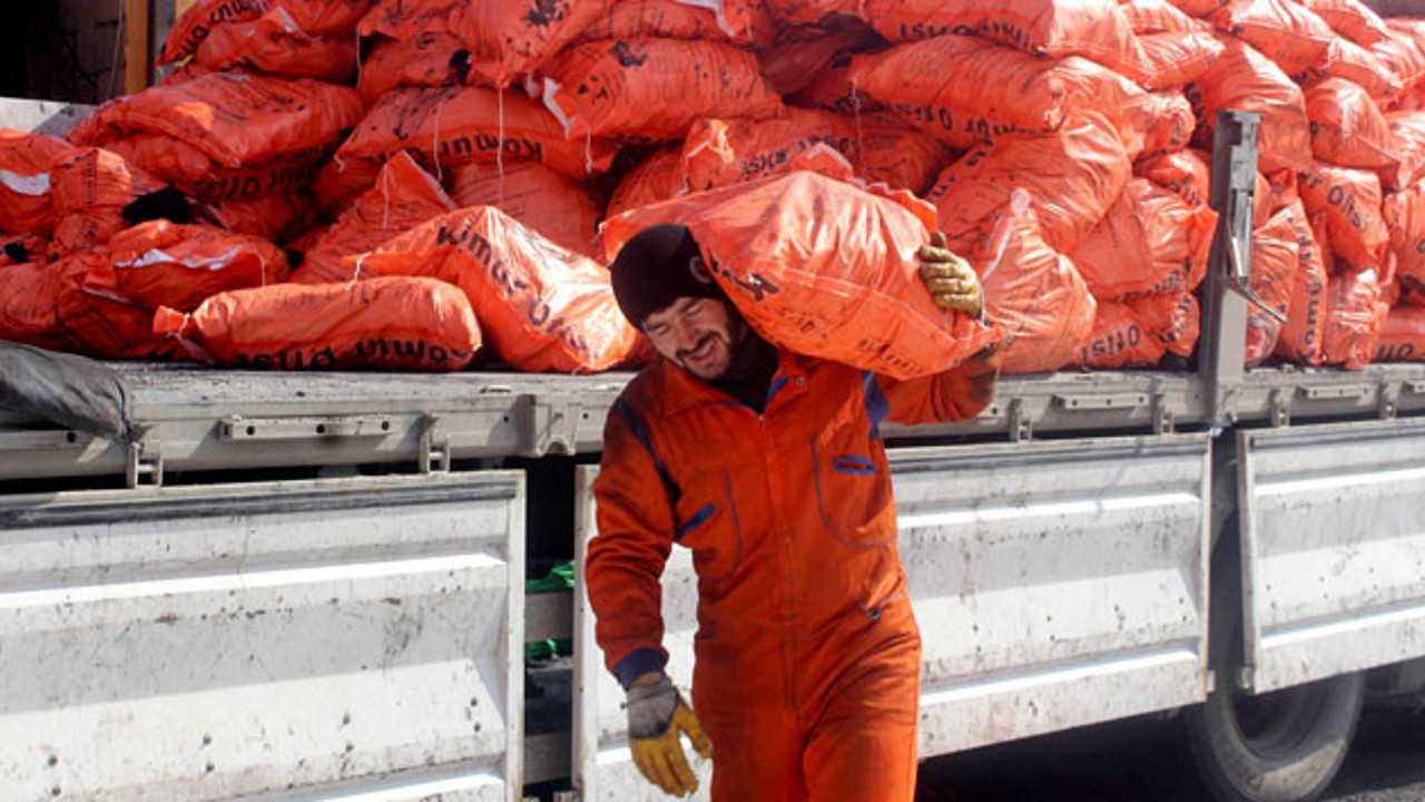 Üniversite öğrencisi kömür taşıyarak okuyor!