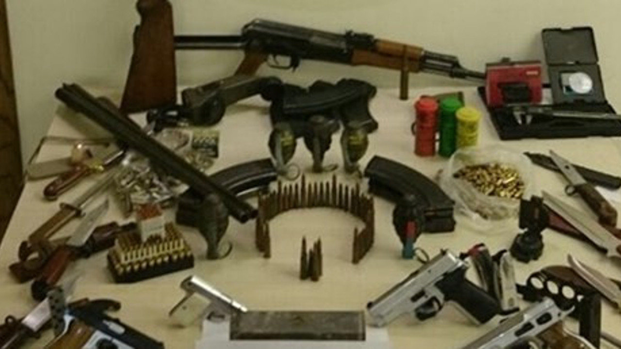 Emekli albayın evinden cephanelik çıktı