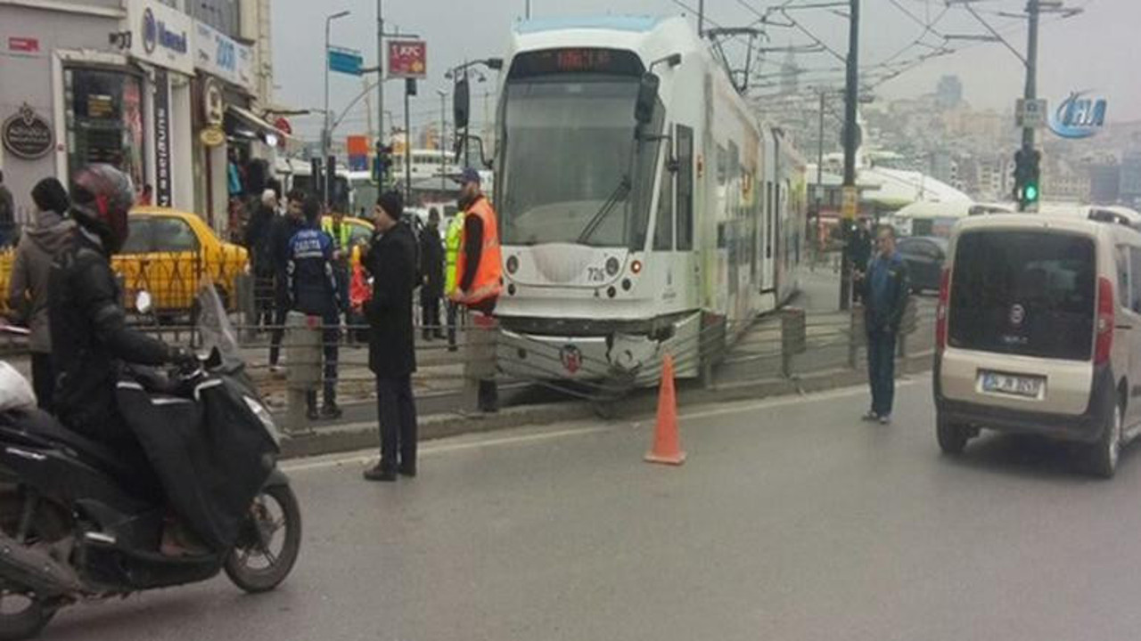 Sirkeci'de tramvay raydan çıktı
