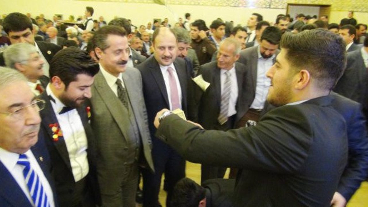 Bakan Çelik'in başından dolarlar yağdı!