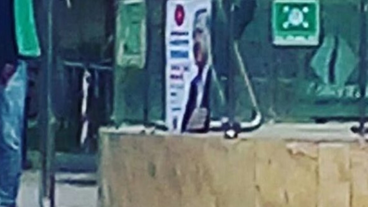 Atatürk’ü indirip, Erdoğan’ı astılar!