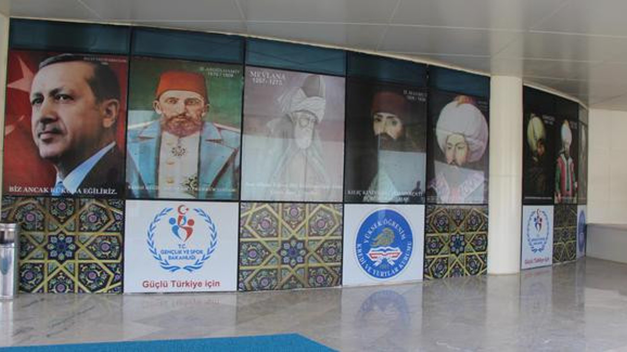 Atatürk'ü kaldırıp 2'nci Abdülhamid'in fotoğrafını koydular