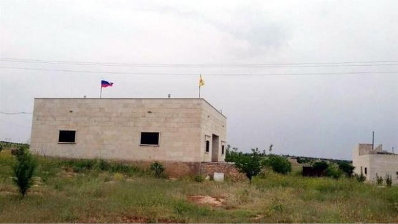 Rus bayrağıyla YPG paçavrası yan yana!