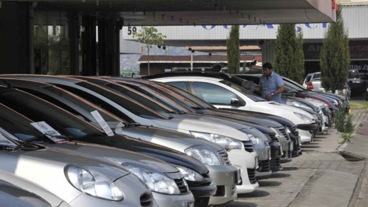 Kilometre düşürüp araç satan galericiye hapis