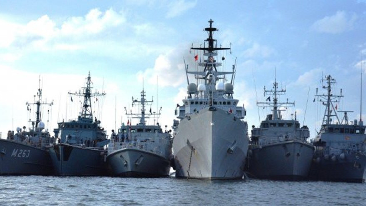 İşgal edilen Türk adalarına 'yaklaşmayın' talimatı!