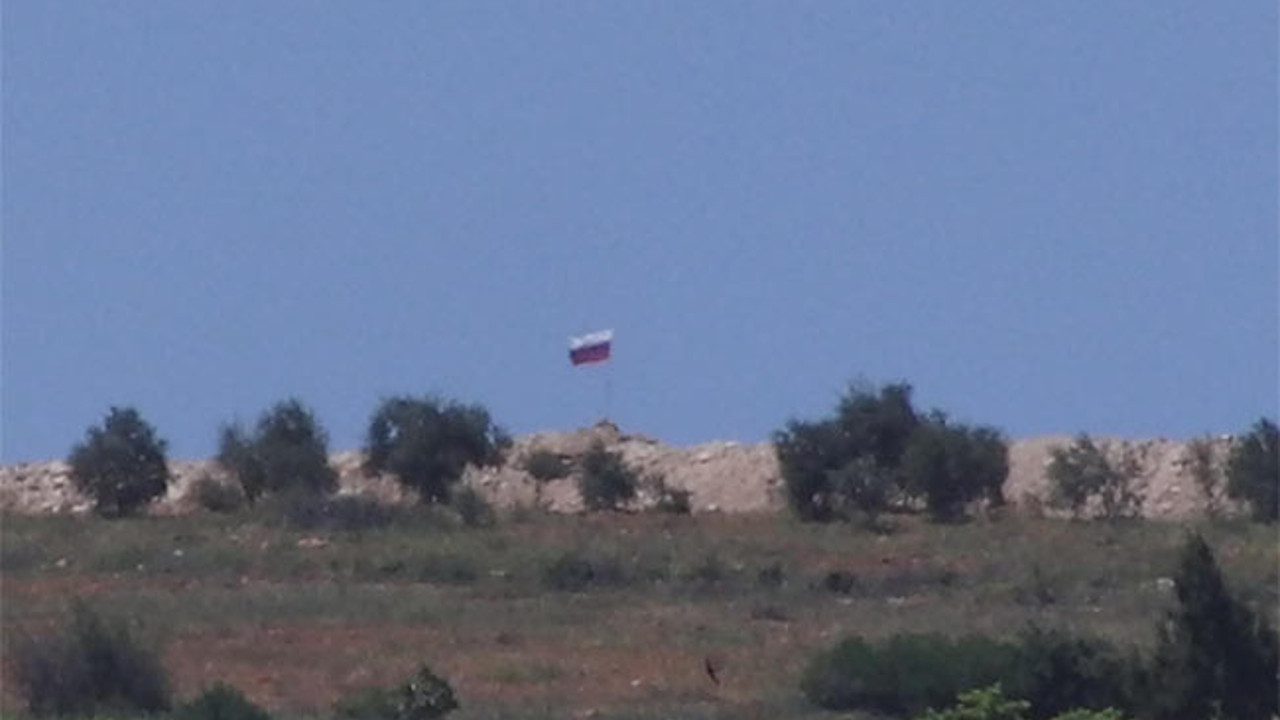 Türkiye sınırına Rusya bayrağı