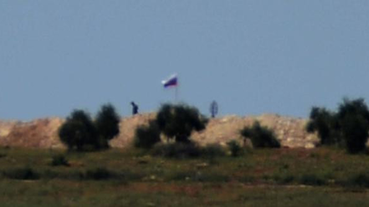 Sınırdaki Rus bayrağına silahlı koruma