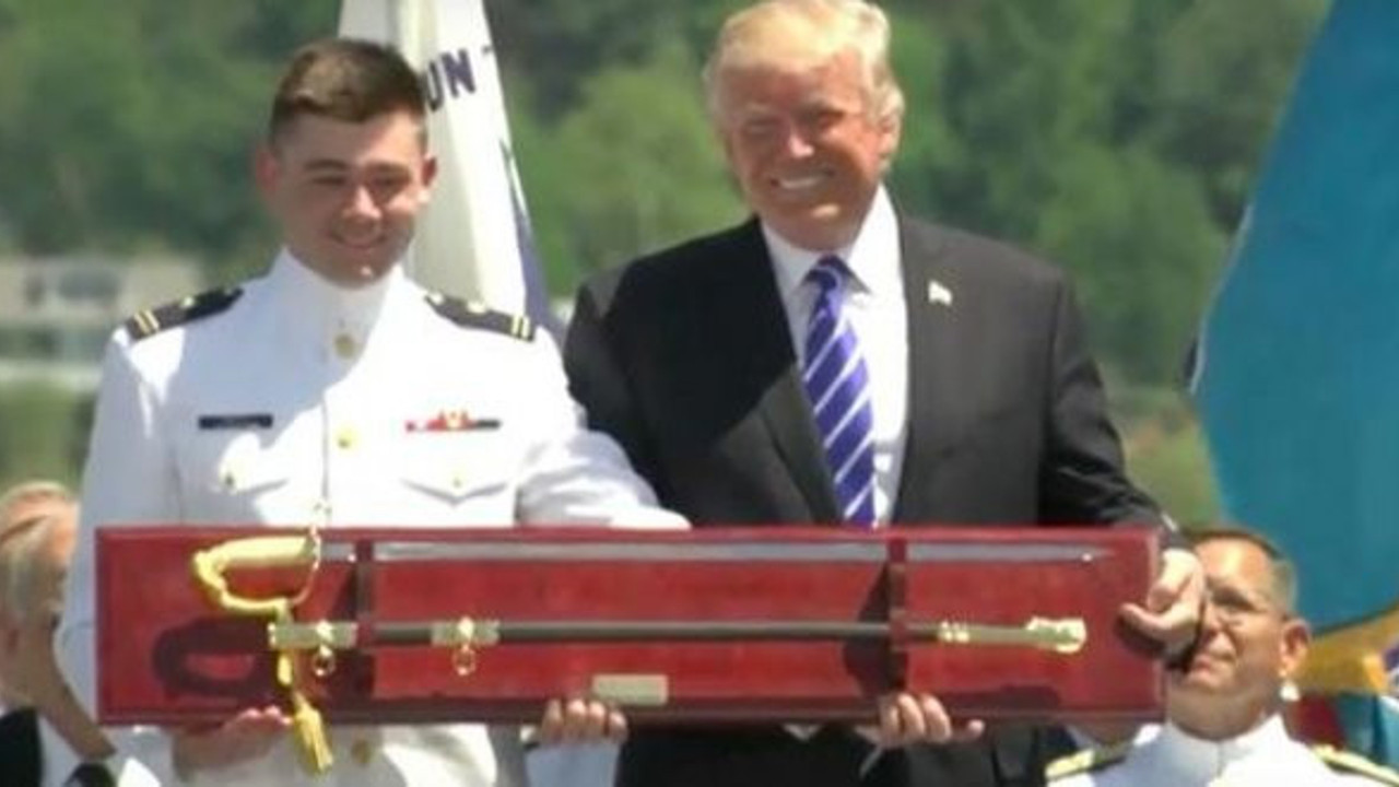 Trump mikrofonu açık unuttu