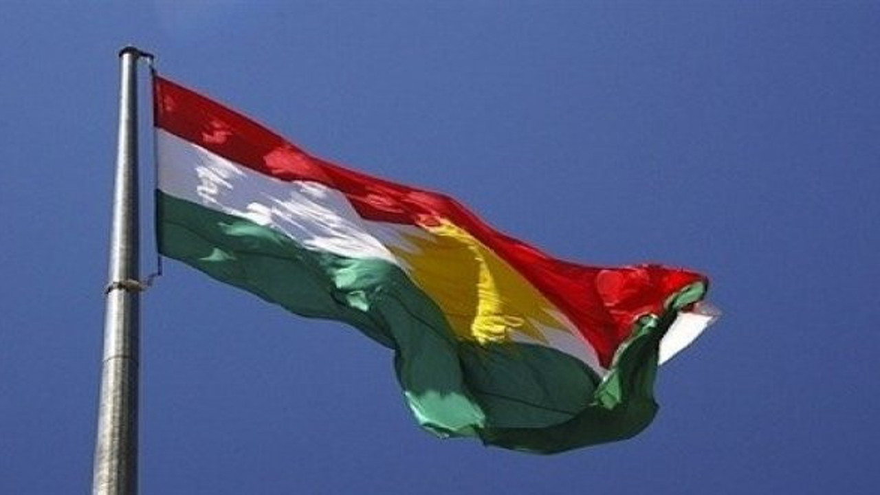 Barzani sözde Kürdistan bayraklarını indirmiyor!